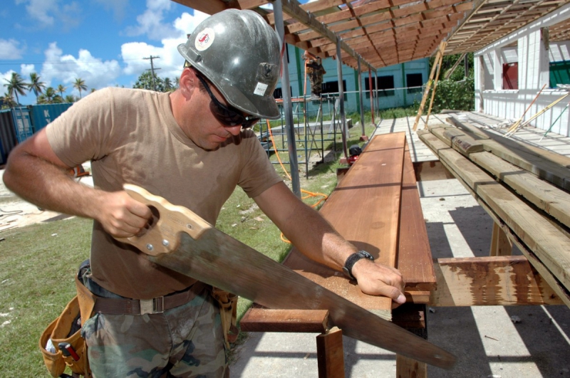 menuisier-GINASSERVIS-min_worker_construction_building_carpenter_male_job_build_helmet-893290